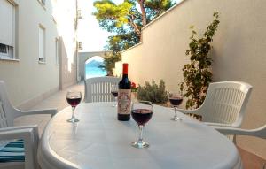 3 Bedroom Gorgeous Apartment In Klek