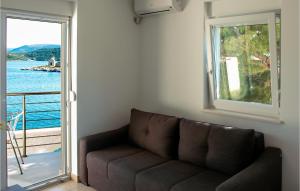 Cozy Apartment In Klek With House Sea View
