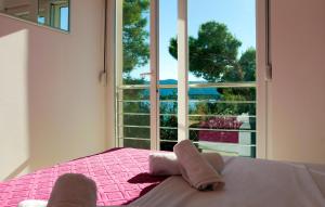 Cozy Apartment In Klek With House Sea View
