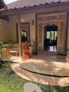 Authentic Ubud villa overlooking jungle and view