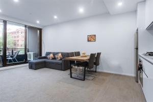 04WM ABNB Style 2BR w Free Parking, Rooftop Gym, 5 mins to Tram