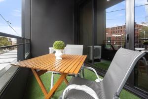 04WM ABNB Style 2BR w Free Parking, Rooftop Gym, 5 mins to Tram
