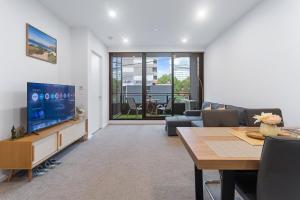 04WM ABNB Style 2BR w Free Parking, Rooftop Gym, 5 mins to Tram