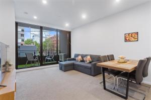 04WM ABNB Style 2BR w Free Parking, Rooftop Gym, 5 mins to Tram