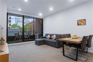 04WM ABNB Style 2BR w Free Parking, Rooftop Gym, 5 mins to Tram