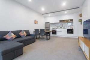 04WM ABNB Style 2BR w Free Parking, Rooftop Gym, 5 mins to Tram