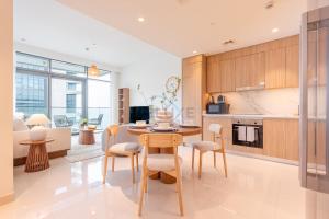 Stunning View, Easy Access to Dubai Attraction, Beach Vista Tower 2, Emaar Beachfront by Deluxe Holiday Homes