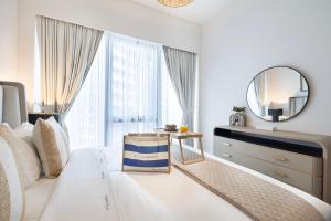 Luxury Grande Signature Apartment in Dubai Downtown Steps to Dubai Mall and Burj Khalifa with Stunning Pool View by La Brisa Dubai