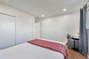 Nice House 4 bedrooms 2 baths, free Wi-Fi, Parking, Washer