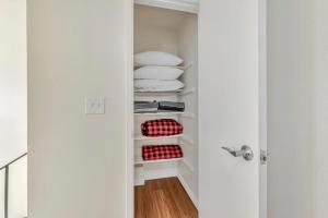 Nice House 4 bedrooms 2 baths, free Wi-Fi, Parking, Washer