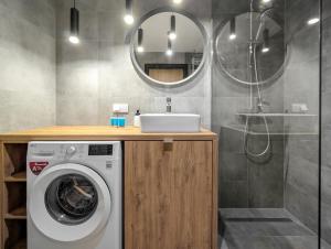 Mieszczańska Riverfront Apartment by BookingHost