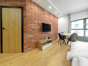 Mieszczańska Riverfront Apartment by BookingHost