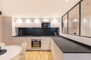 COURS SALEYA Renovated 3 Bedrooms 1 min to Beach Air Conditioning