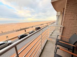 BEL AIR HOLIDAY - Beachside One-Bedroom Apartment in Ostend T142