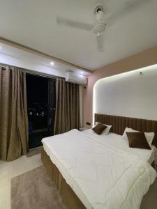 omaxe mini hazratganj