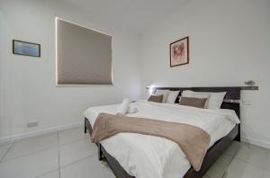 Spinola Bay 2 BR Apartment w Jacuzzi & Sea View