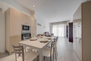 Spinola Bay 2 BR Apartment w Jacuzzi & Sea View