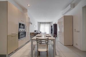 Spinola Bay 2 BR Apartment w Jacuzzi & Sea View