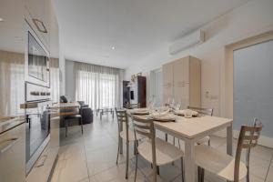 Spinola Bay 2 BR Apartment w Jacuzzi & Sea View