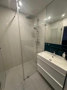 Aura Island Riverside & Parking by Downtown Apartments