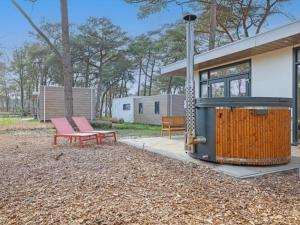 Rustig boshuisje met privé hottub midden in de natuur