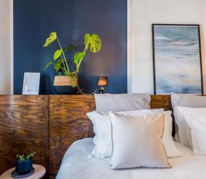 Victorian Gem with Patios & Devils Peak Vista - 5 min to CBD