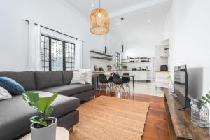 Victorian Gem with Patios & Devils Peak Vista - 5 min to CBD