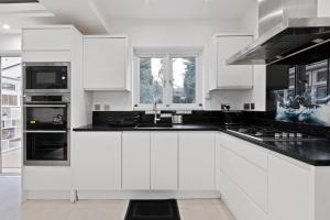 4 Bed - Sleeps 9 - Free Parking - 20 min Gatwick