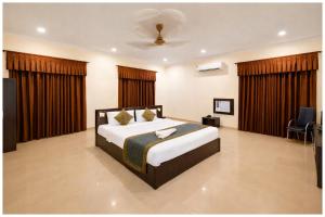 Hotel A- Grand Residency Near Vishwanath temple - Free Wi-Fi & Restaurants - Air conditioning Room- Best Budget Hotel