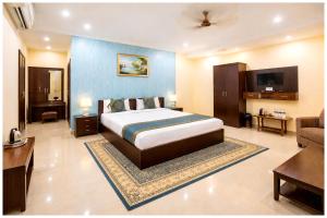 Hotel A- Grand Residency Near Vishwanath temple - Free Wi-Fi & Restaurants - Air conditioning Room- Best Budget Hotel