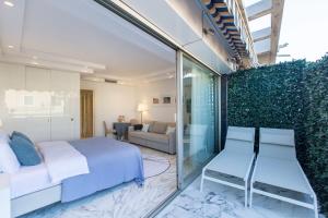 ROYAL PROMENADE Pool Terrace Sea View Air Conditioning