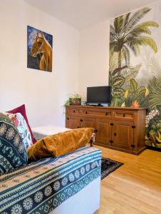 Garden house, parking, 3 mins RER, 1km Paris