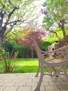 Garden house, parking, 3 mins RER, 1km Paris