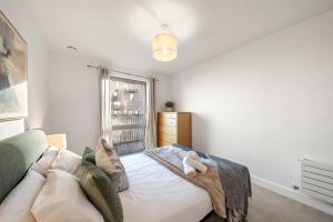 Spacious 1 Bed in Canning Town by Amber Stays, Perfect for Long Term Stays, Sleeps 2