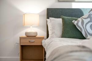 Spacious 1 Bed in Canning Town by Amber Stays, Perfect for Long Term Stays, Sleeps 2