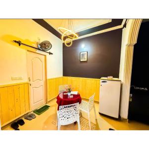 PS4 Pro ,1BHK , 2 King Beds , Kitchen Bathroom