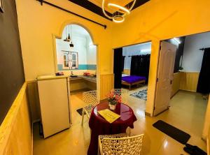 PS4 Pro ,1BHK , 2 King Beds , Kitchen Bathroom