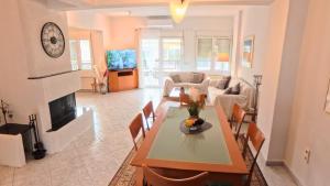 Entire-Floor 2BR Penthouse with 2 Huge Balconies & Free Parking