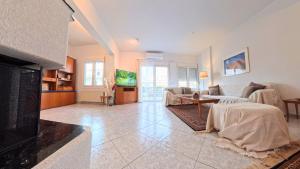 Entire-Floor 2BR Penthouse with 2 Huge Balconies & Free Parking