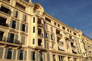 GRAND HÔTEL Golden Square 3 min to Beach Green Corridor View AC