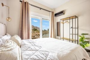 Sunny apartment next to the sea amazing view