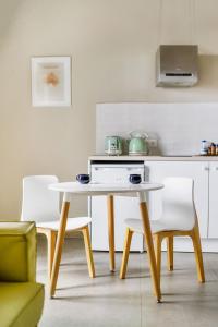 Sunny apartment next to the sea amazing view