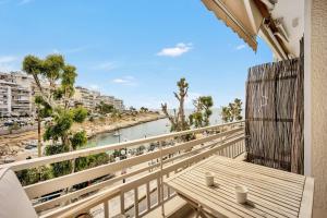 Sunny apartment next to the sea amazing view