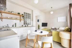 Sunny apartment next to the sea amazing view