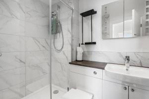 City Centre - Top Floor Apartment - Free Secure Small Car Parking - 5 Minute Walk to Beach & Station