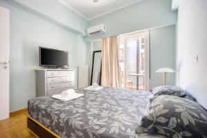 Sunny 1-Bedroom Apt 10 Min Walk to Acropolis