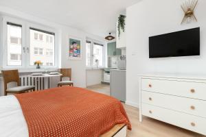 Cosy Studio in Gdynia Center with Desk for Remote Work by Noclegi Renters