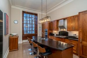 Georgian Elegance with Patio Garden West End - Pass the Keys