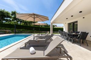 Villa Flores by Briskva