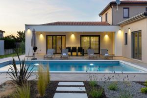 Villa Flores by Briskva